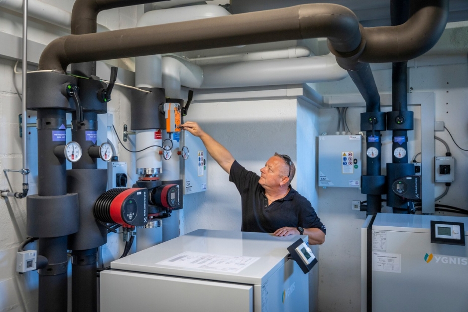 Urs Graber, Fachmitarbeiter Betrieb Energiedienstleistungen bei den sgsw, ist unter anderem zust&auml;ndig f&uuml;r den Betrieb von W&auml;rmepumpen. 